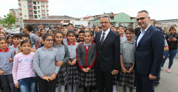 Bisiklet dağıtımı okullarda sürüyor
