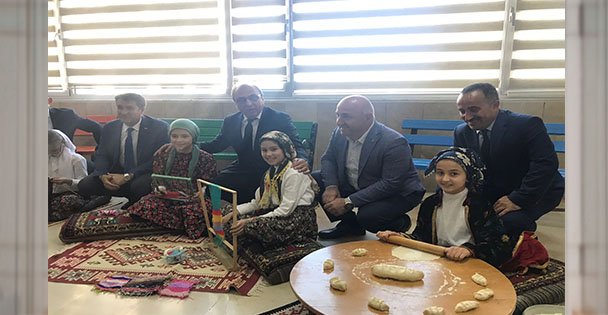 Bıyık, İmam Hatip Lisesi'nde sergiye katıldı