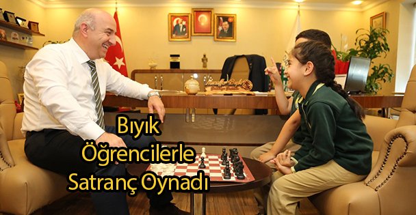 Bıyık Öğrencilerle Satranç Oynadı