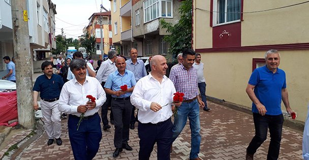 Bıyık, sokak sokak geziyor