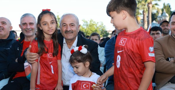 Bizim Çocukların Maçı Kent Meydanında İzlendi