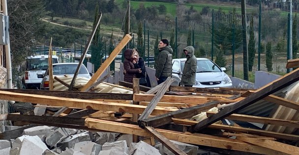 Borç Alarak Yaptırdığı Çatısı Uçtu, Dakikalarca Gözyaşı Döktü