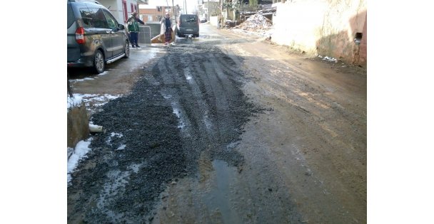 Bozulan asfalt zeminler onarılıyor