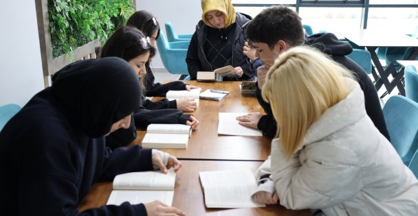 Bu merkezde gençlerin yeni yol haritası çiziliyor