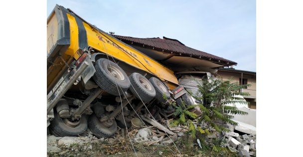 Bursa'da Kontrolden Çıkan Kamyon Eve Daldı