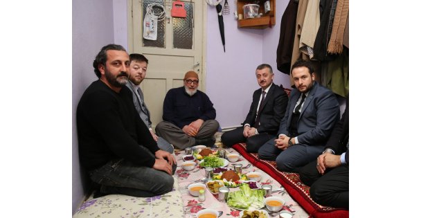 Büyükakın ‘çat-kapı' yaptı