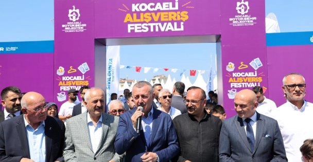 Büyükakın kurdeleyi kesti, hayırlı işler diledi