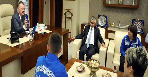 Büyükakın, şampiyon sporcuları ağırladı