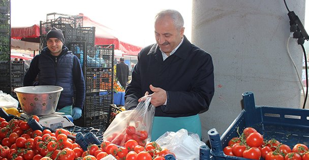 Büyükgöz Önlüğü Giyip Satış Yaptı