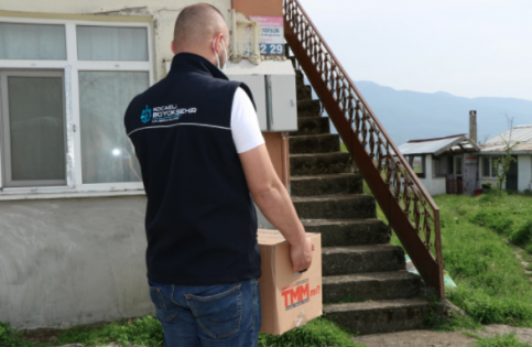 Büyükşehir, 17 Günlük Kapanmada 100 Bin Koli Dağıtıyor