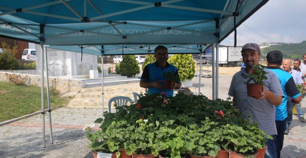 Büyükşehir Arife Gününde Mezarlıklarda Çiçek Dağıttı