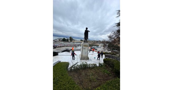 Büyükşehir, Atatürk Heykeli'nin temizliğini yaptı