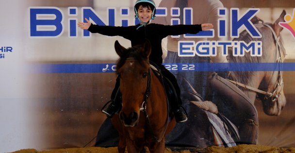 Büyükşehir, bir haftada 400 çocuğa binicilik eğitimi verdi;  Ara tatili at üstünde geçirdiler