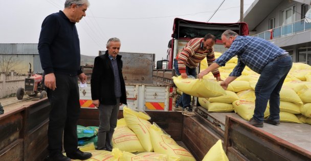Büyükşehir, Çiftçilere Gübre ve Tohum Dağıtımına Başladı