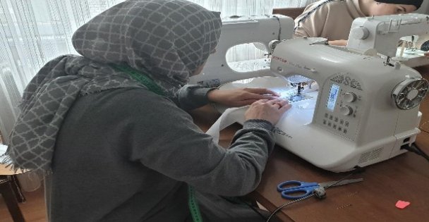 Büyükşehir destekliyor, anneler sağlıkçılar için siperlik üretiyor