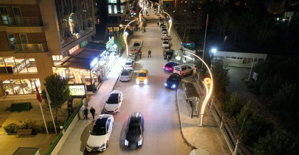 Büyükşehir, İzmitin prestijli caddesine önemli dokunuşlar yaptı;  Şehit Ergün Köncü Caddesi ışıl ışıl