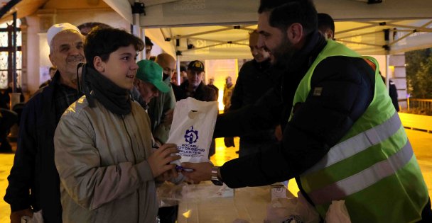 Büyükşehir, kandil geleneğini yaşatmaya devam ediyor;  Kandilin manevi lezzeti vatandaşla buluşturuldu