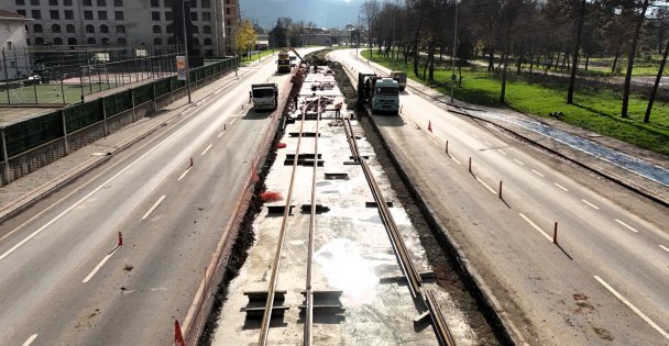 Büyükşehir, Kartepe tramvayında ilk rayı yerleştirdi;  Kartepe'ye yeni ulaşımın ilk adımı atıldı