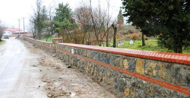 Büyükşehir, Köy Mezarlıklarına  Taş Duvar İnşa Ediyor