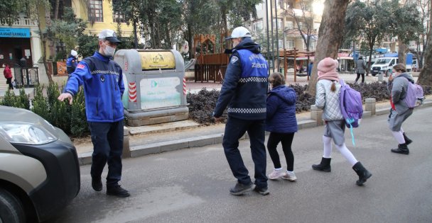 Büyükşehir Okul Yolunda Güler Yüz Ve Sevgiyle Görev Başında