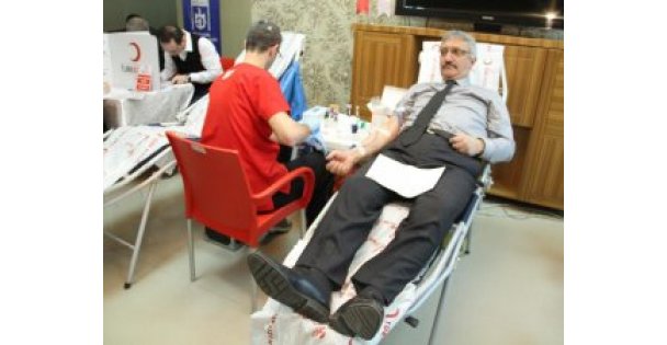 Büyükşehir personelinden Kızılay'a kan bağışı