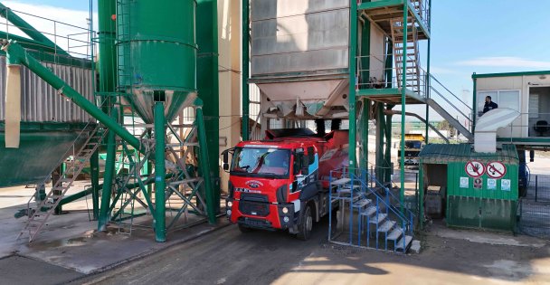 Büyükşehir, saatte 240 ton asfalt üretiyor
