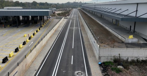 Büyükşehir yollara kalite, ulaşıma konfor getiriyor;  Railport'ta asfalt ve yol çizgileri tamamlandı