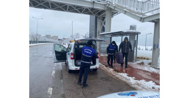 Büyükşehir Zabıtası herkese yardım elini uzattı