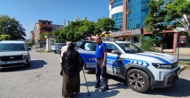 Büyükşehir Zabıtası yaşlı çifti yolda bırakmadı