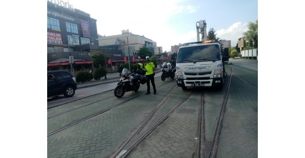 Büyükşehir Zabıtası, YKS öncesi öğrencilerin yardımına koştu   