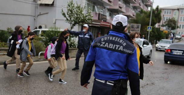 Büyükşehir Zabıtasıyla Okul Önleri Güvende