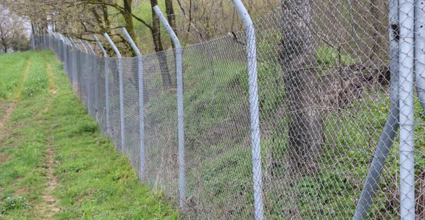 Büyükşehir'den mezarlıklara   binlerce metre taş duvar ve tel çit