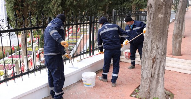 Büyükşehirden Şehitliklere Bakım Çalışması