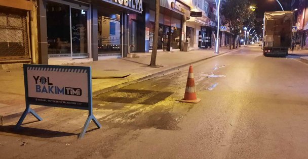 Büyükşehirden Trafiğe engel olmamak için gece yarısı asfalt