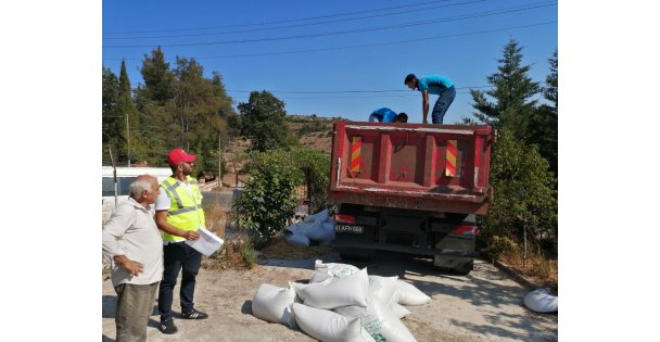 Büyükşehirden üreticiye tavuk yemi ve ekipman desteği