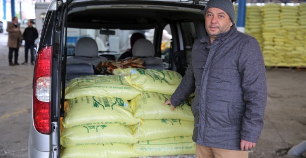 Büyükşehir'in Gübre Desteği Çiftçilerin Yüzünü Güldürüyor