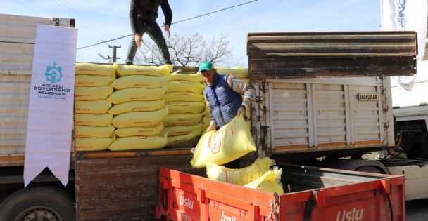 Büyükşehir'in Gübre Desteği Çiftçilerin Yüzünü Güldürüyor
