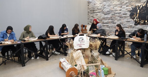 Büyükşehirin Moda Akademisinde el emeği sanata yansıdı;  Cumhuriyetin 102. yılına özel ay yıldızlı çantalar
