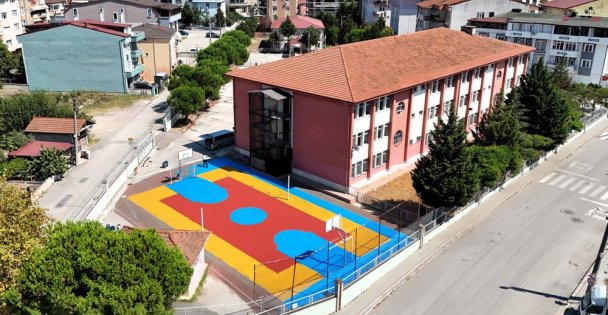 Büyükşehirle okullar spor alanlarına kavuşuyor