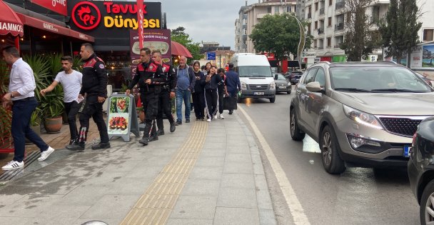 Cadde Ortasında Bıçaklı Kavga: 2 Yaralı