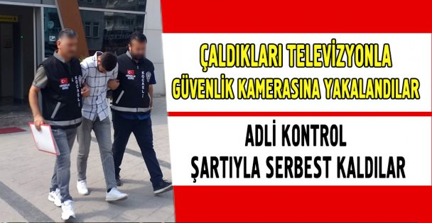 Çaldıkları televizyonla kaçarken güvenlik kamerasına yakalandılar