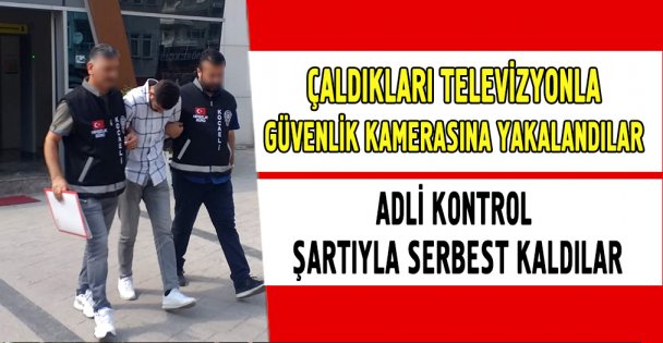 Çaldıkları televizyonla kaçarken güvenlik kamerasına yakalandılar