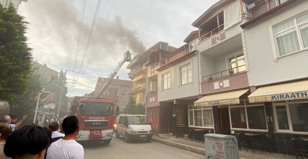 Çatıda Çıkan Yangın Daireye Sıçradı: Mahalleli Sokağa Döküldü