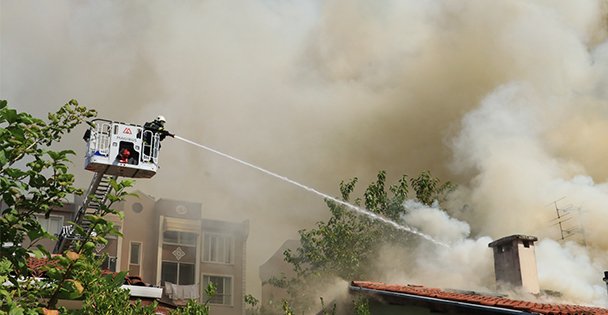 Çatıda çıkan yangın hasara yol açtı