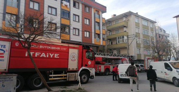 Çatıda süs bitkileri yandı, çıkan dumanlar paniğe sebep oldu