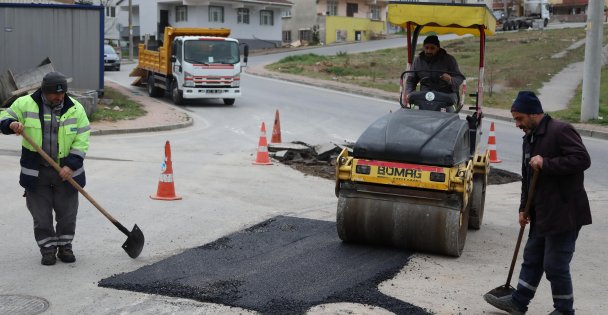 Çayırova'da asfalt yama çalışması