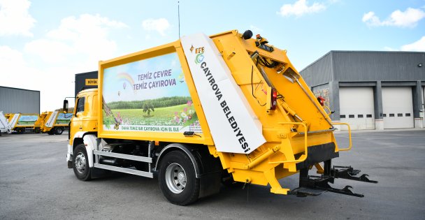 Çayırova'da çöp kamyonları boyandı