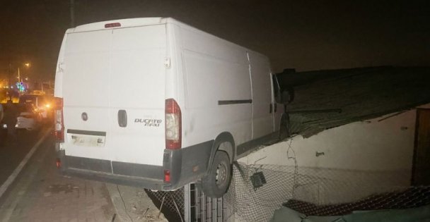 Çayırova'da İlginç kaza: Minibüs çatıya saplandı