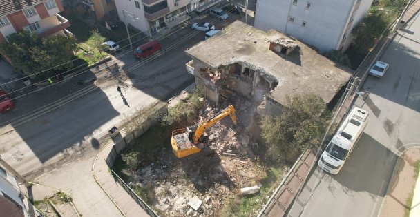 Çayırova'da metruk binalar yıkılıyor