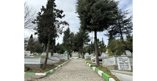 Çayırova'da mezarlıklar bayrama hazır